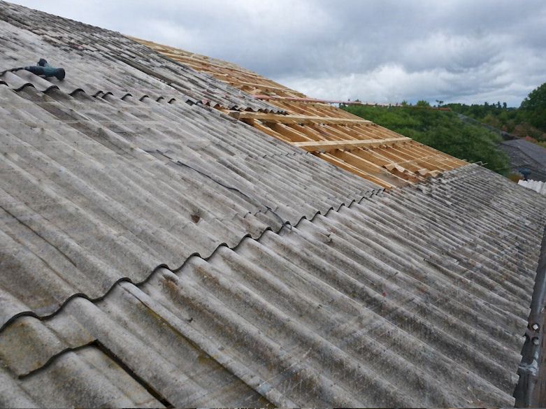Plaques ondulées en amiante-ciment à Vierzon